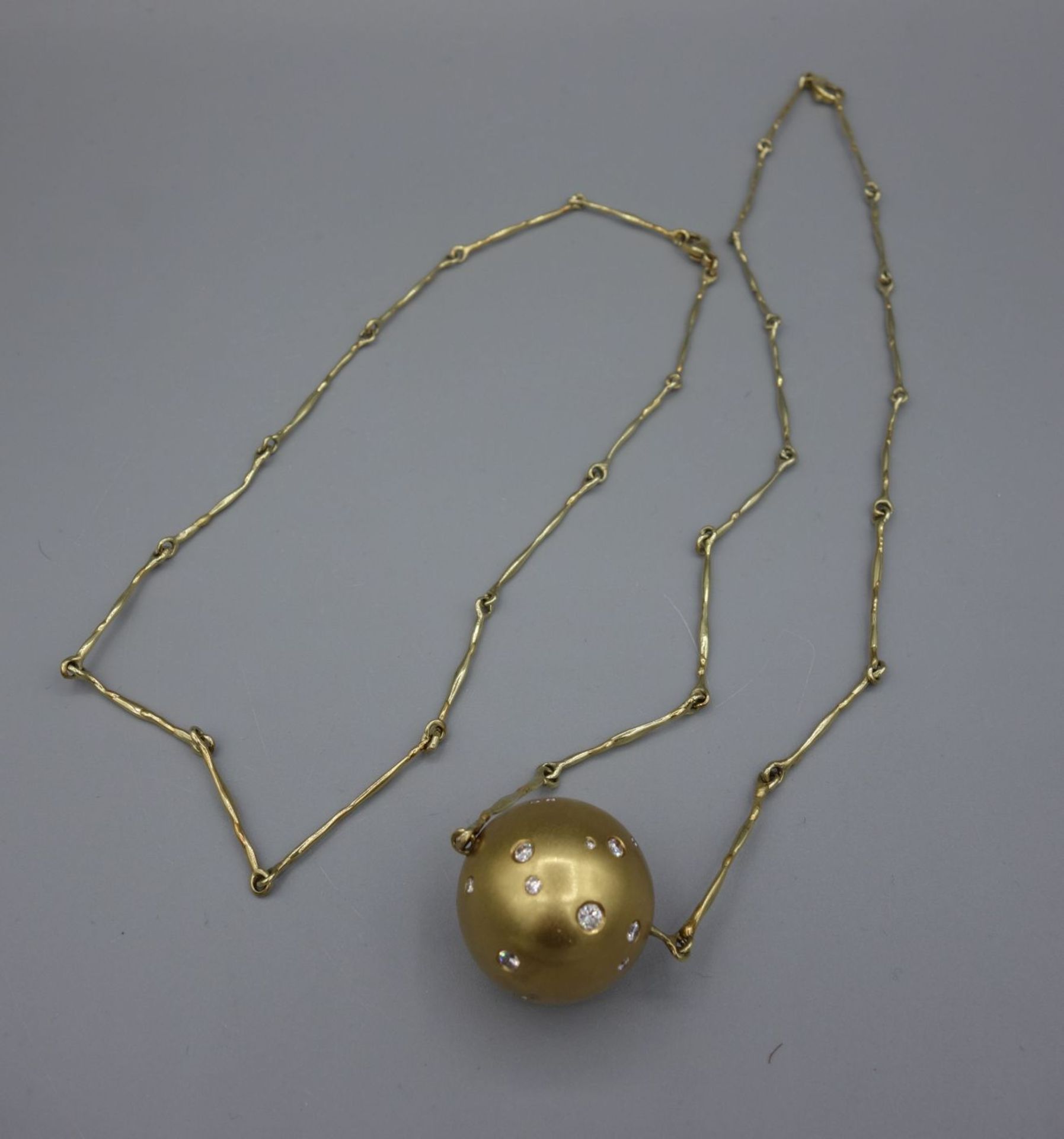 HANDGEFERTIGTES UNIKAT: COLLIER / KETTE MIT ANHÄNGER, Anhänger aus 750er Gelbgold, besetzt mit 16 - Bild 3 aus 6