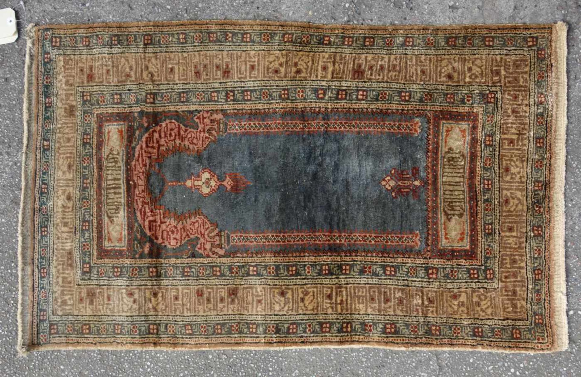 KLEINER TÜRKISCHER GEBETSTEPPICH / turkish praying rug, 20 Jh., mercerisierte Wolle und / oder