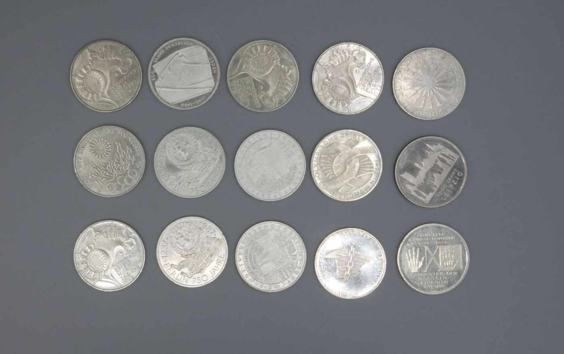 KONVOLUT SILBER-MÜNZEN: 10 DM, Konvolut von 15 Münzen, Silber (Gesamtgewicht 249 g), darunter 1 x 10