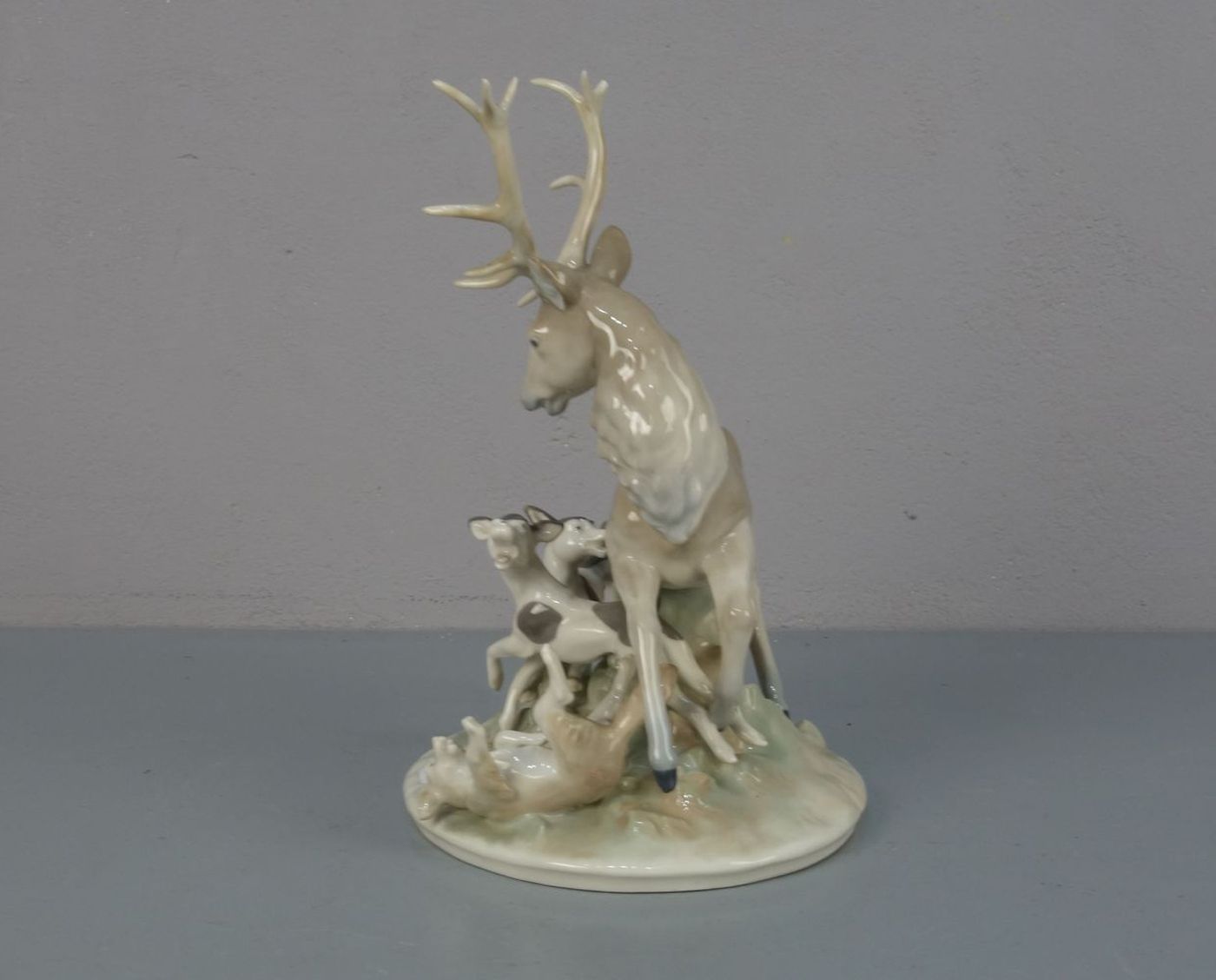 FIGURENGRUPPE: "Hirsch und Jagdhunde / porcelain figures: deer and dogs; unterglasurblaue, - Image 4 of 5
