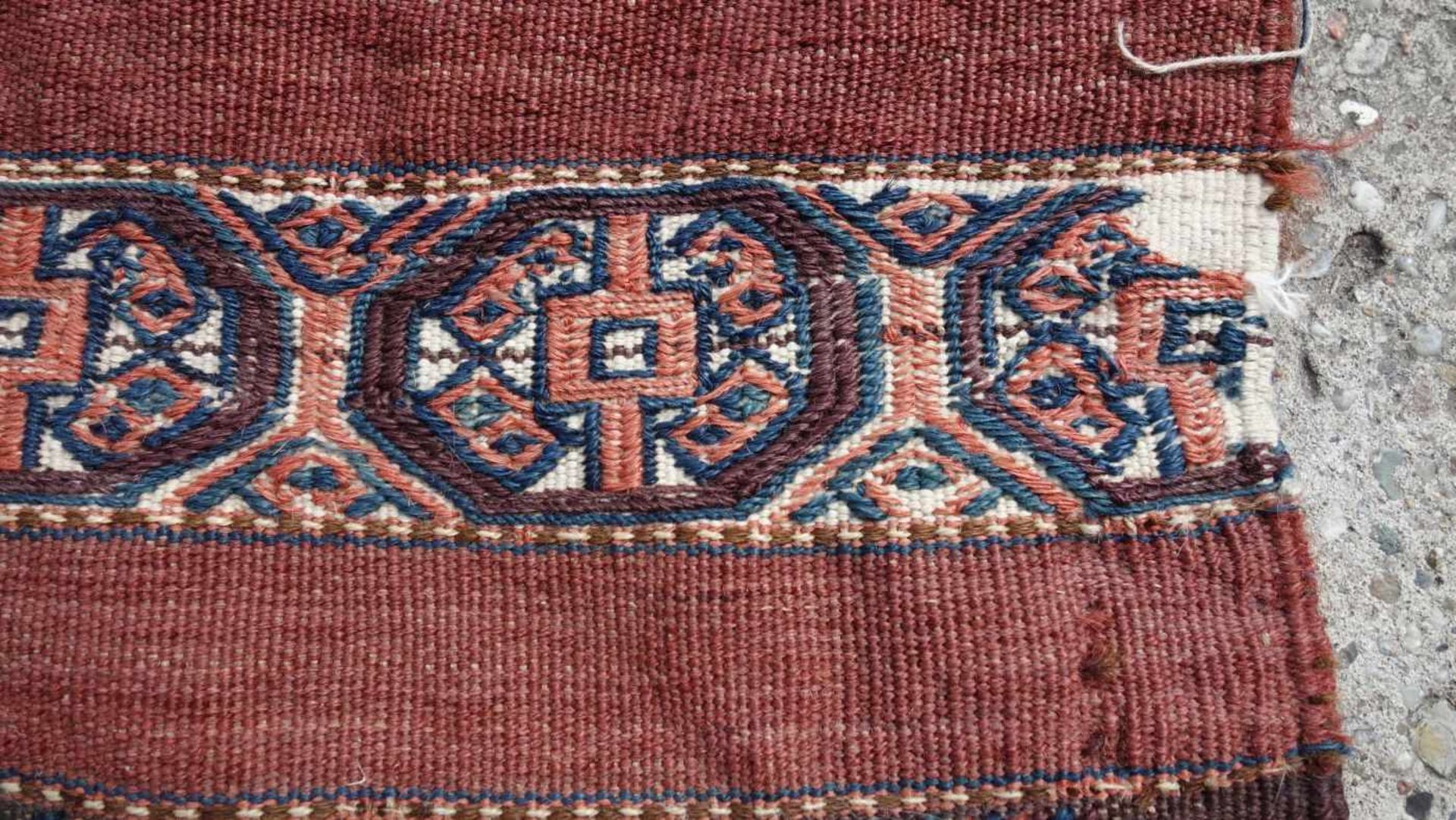 YOMUD: TSCHOWAL oder TORBA / NOMADEN TEPPICH / rug, Turkestan, Ende 19. Jh.. Rotgrundiger Teppich - Image 5 of 7