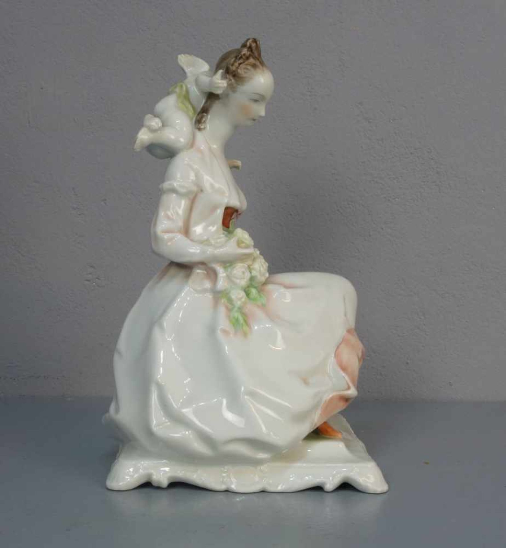 FIGURENGRUPPE "Frau mit Blumenstrauß und Amorette" / porcelain figure: "Woman with flowers and - Bild 4 aus 5