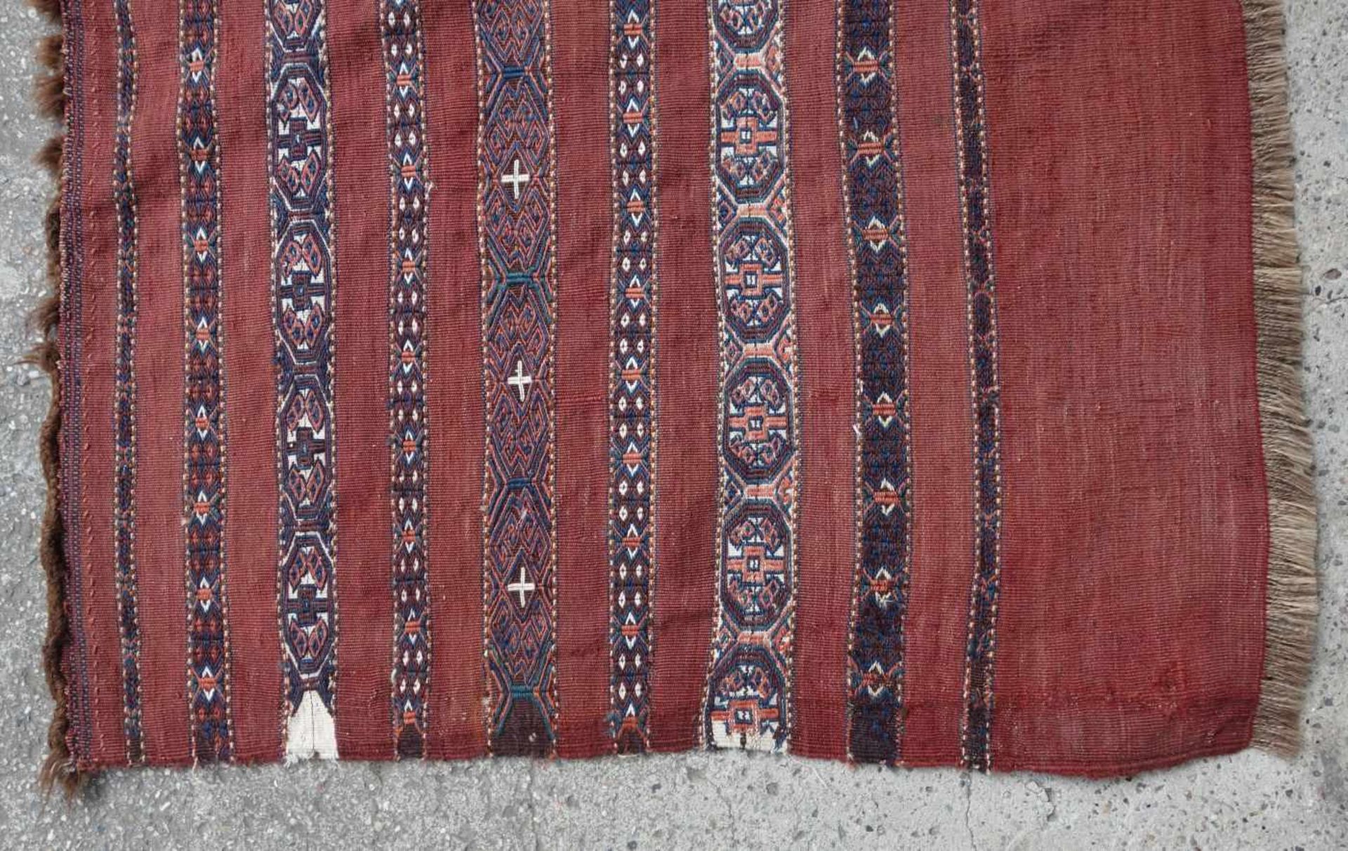 YOMUD: TSCHOWAL oder TORBA / NOMADEN TEPPICH / rug, Turkestan, Ende 19. Jh.. Rotgrundiger Teppich - Image 3 of 7