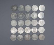 KONVOLUT SILBER-MÜNZEN: 5 DM / coins, Konvolut von 25 Münzen, Silber (Gesamtgewicht 280 g). 1970 bis