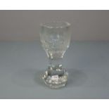 GLAS / POKALGLAS MIT FREIMAURERSYMBOLIK / masonic glass. Dickwandiges Glas (1 cm) mit eingezogener