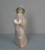 FIGUR: "Mädchen mit Taube" / porcelain figure: "Girl with a dove", Porzellan, Manufaktur Nao,