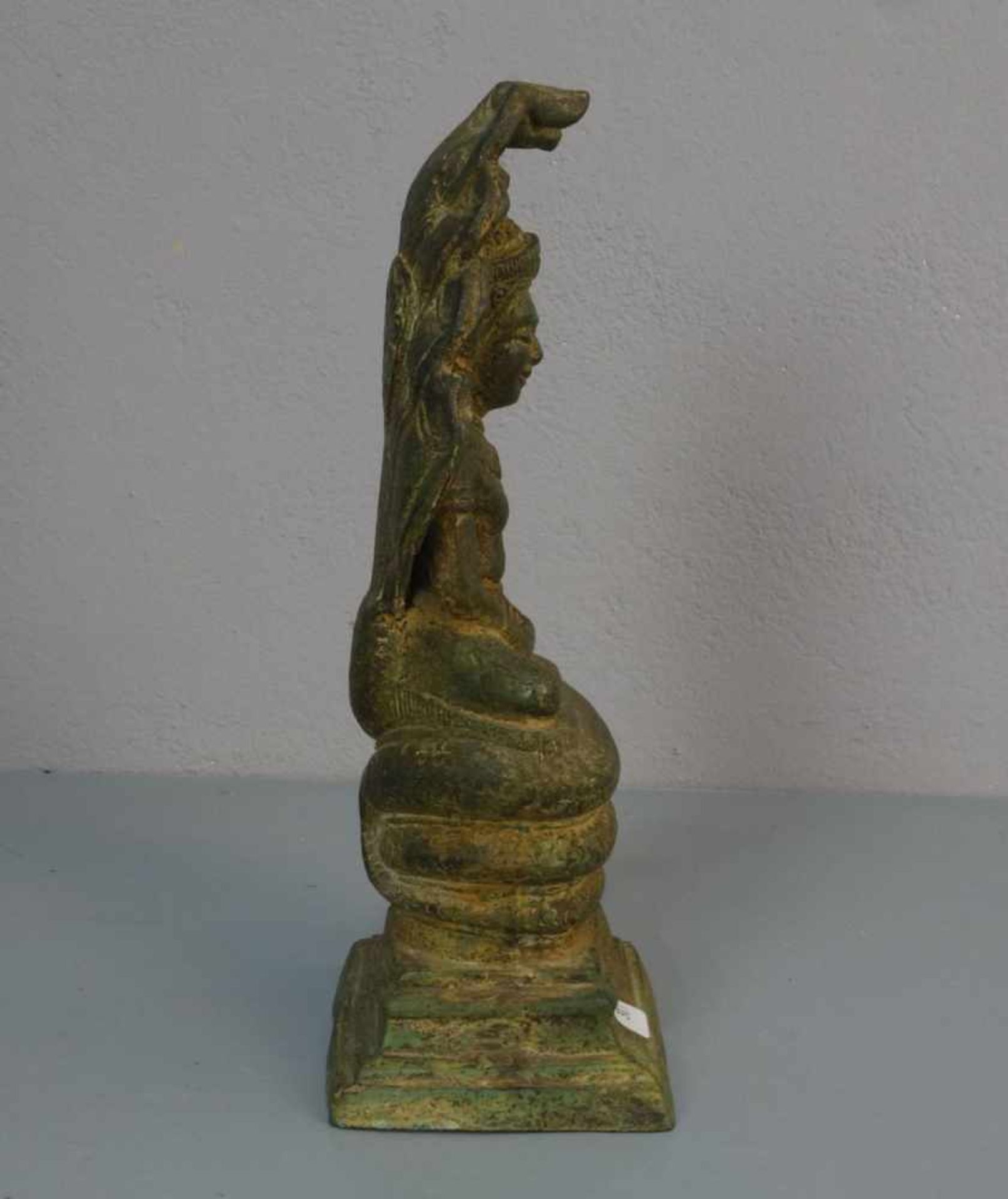 NAGA-BUDDHA, Bronzeguss, grün patiniert, Südostasien. Vollplastische Darstellung Buddhas mit - Image 4 of 4