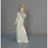 FIGUR: "Gähnendes Mädchen" / porcelain figure: "yawning girl", Porzellan, Manufaktur Nao, Valencia /