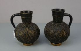 PAAR KANNEN mit stilisiertem Seetang - Relief / pair of jugs with seaweed motive, Keramik, heller