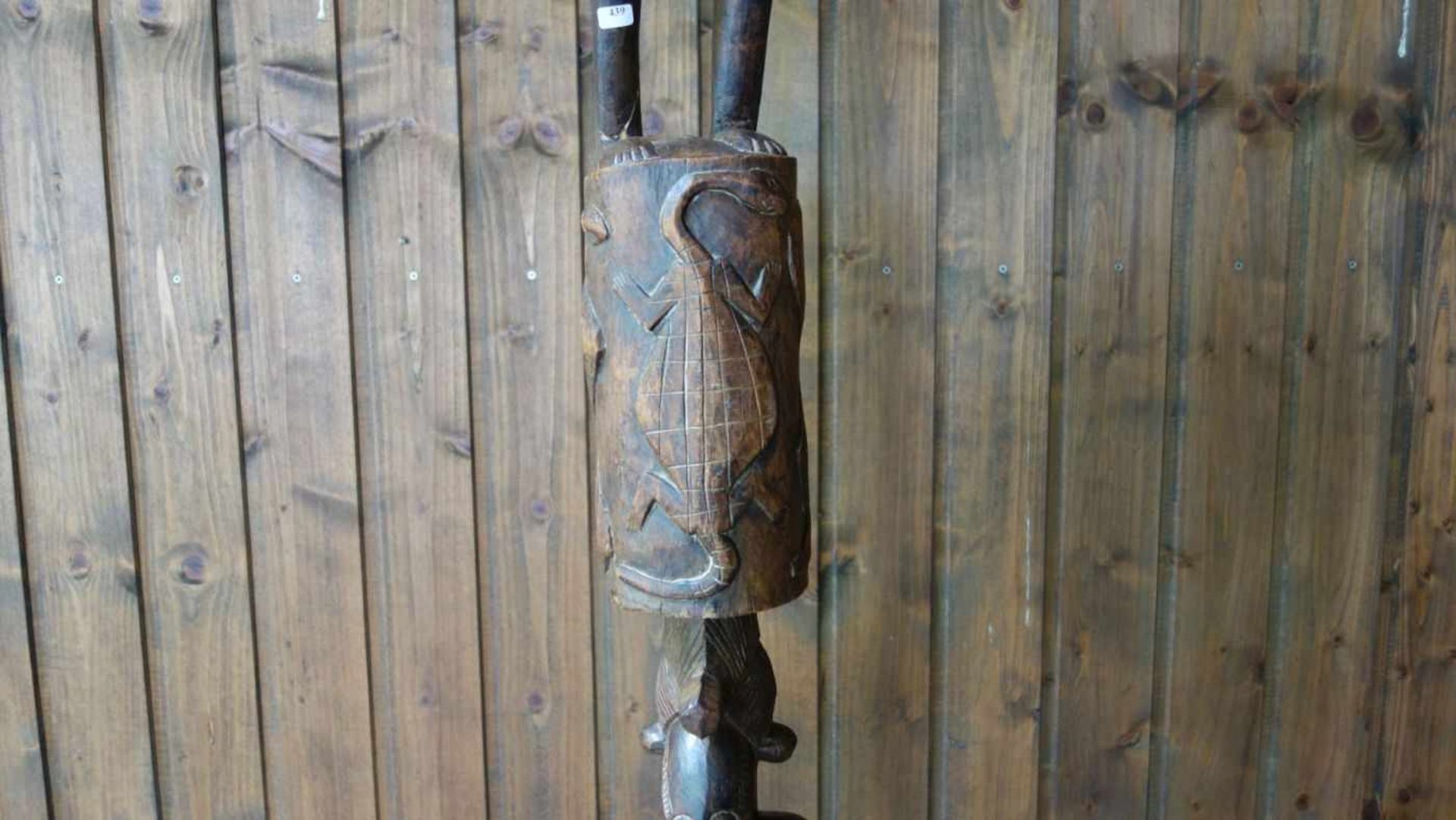 TOTEM-SKULPTUR / wooden figure, Holzschnitzerei, zweiteilig, wohl 1. Hälfte 20. Jh.. Große, - Bild 2 aus 4