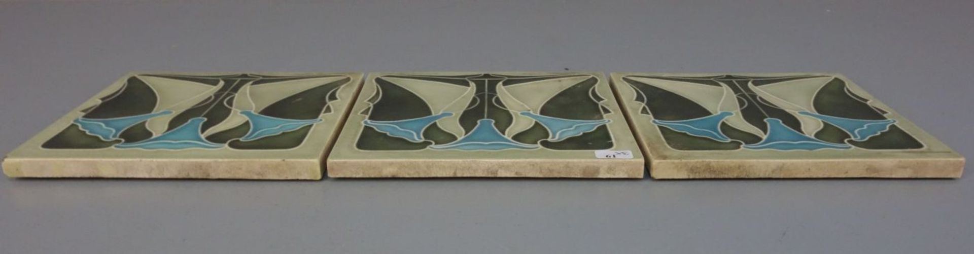 3 JUGENDSTILFLIESEN / art nouveau tiles, heller Scherben, um 1900, dreifarbig glasiert mit - Bild 5 aus 7