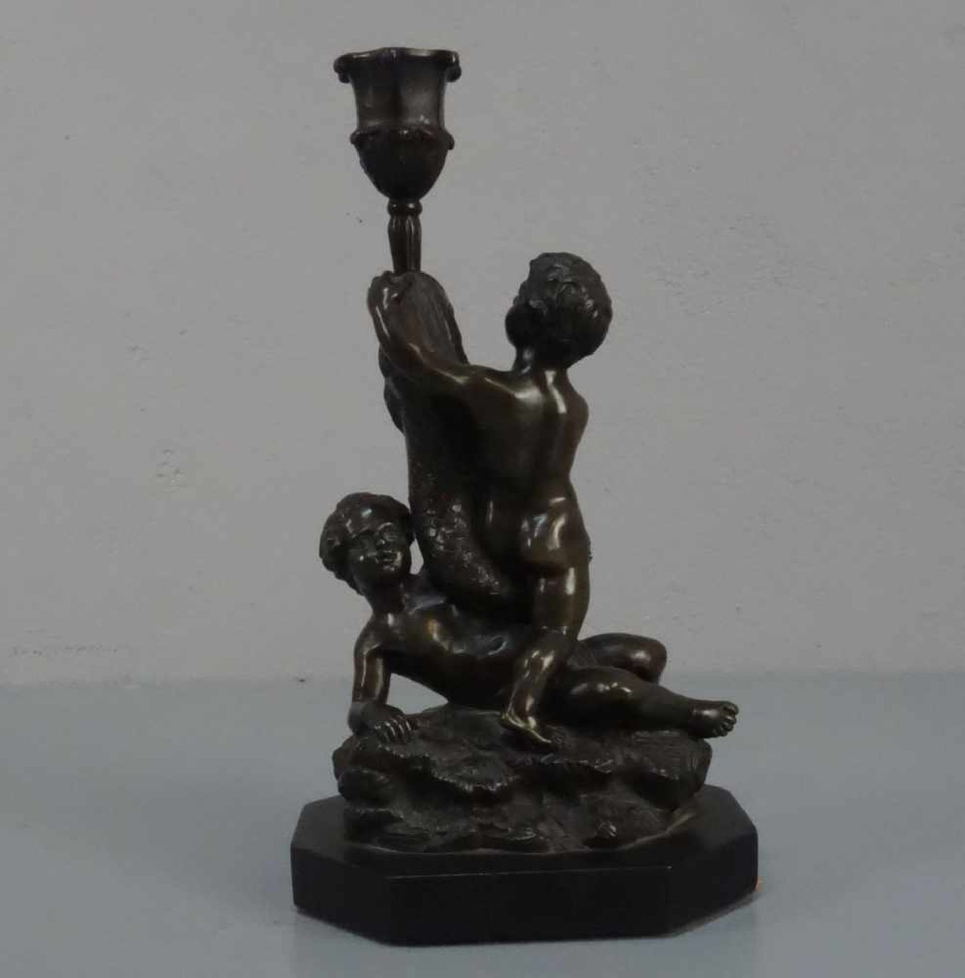 FIGÜRLICHER LEUCHTER / TISCHLEUCHTER "Putten und Fisch" / figural candle stand "putti with a - Bild 2 aus 4