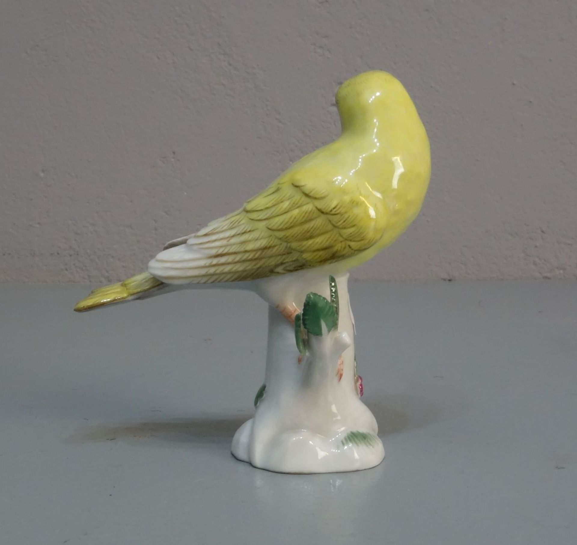 PORZELLANFIGUR: "Kanarienvogel", ENTWURF: MICHEL VICTOR ACIER (Versailles 1736-1799 Dresden), - Bild 3 aus 5