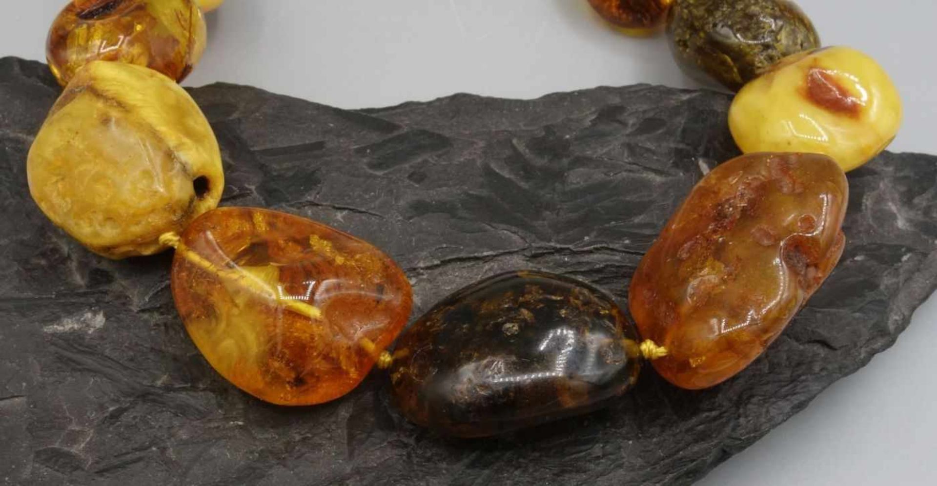 BERNSTEINKETTE / - STRANG / amber necklace, mit 19 Steinen unterschiedliche Farbigkeit, Form und - Bild 2 aus 5