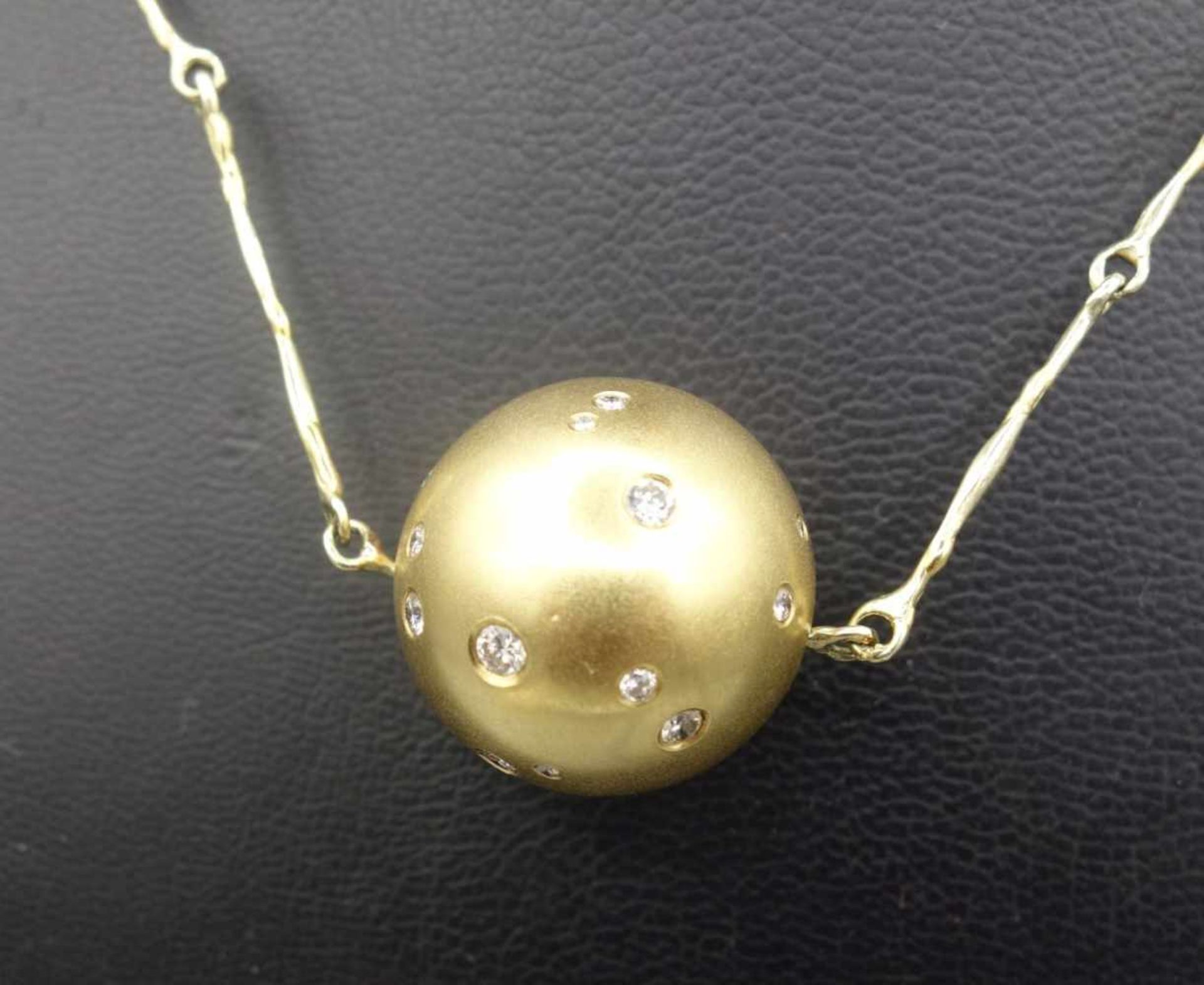 HANDGEFERTIGTES UNIKAT: COLLIER / KETTE MIT ANHÄNGER, Anhänger aus 750er Gelbgold, besetzt mit 16 - Bild 2 aus 6