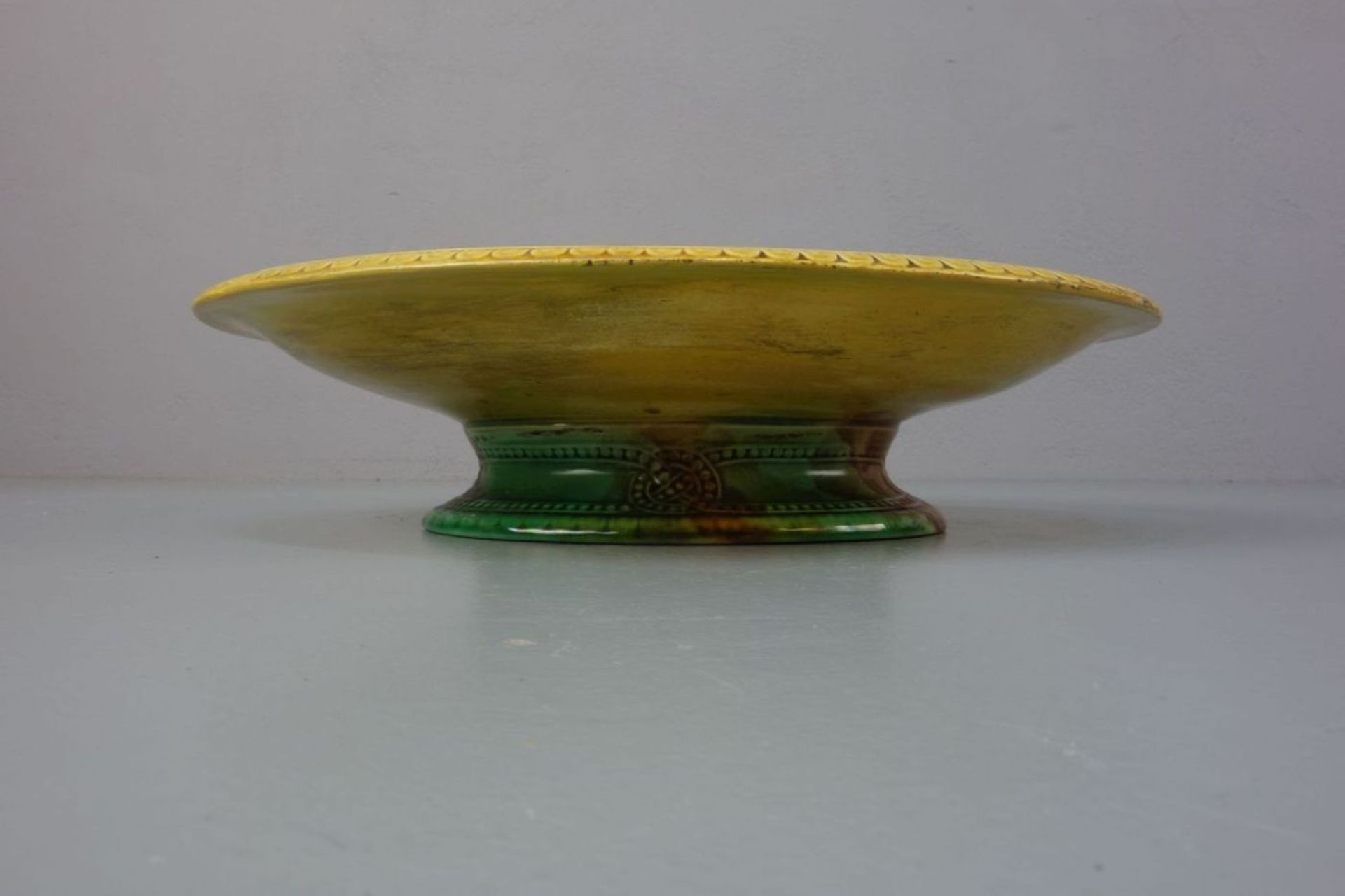 SCHALE / FUSSSCHALE in der Formensprache der Renaissance / bowl on a stand, Majolika (ungemarkt), - Bild 2 aus 4