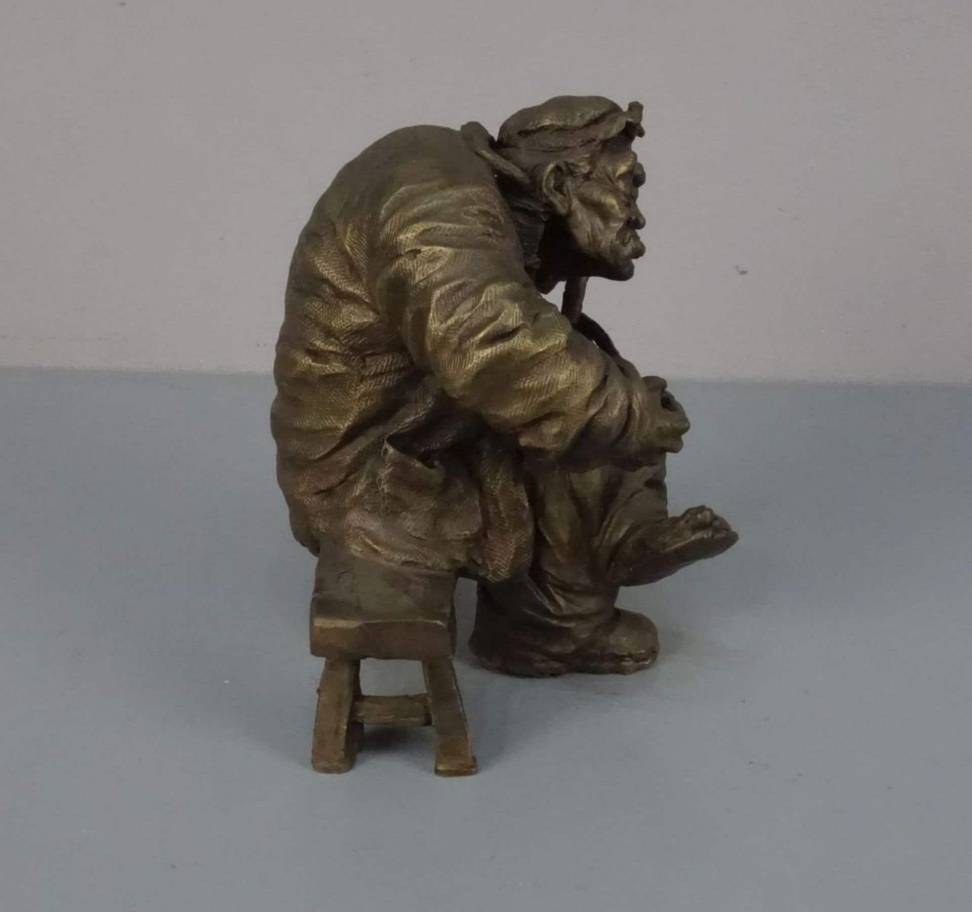 BILDHAUER DES 20./21. JH., Skulptur / sculpture: "Musizierender Clochard / Bettler", Bronze, - Bild 4 aus 4