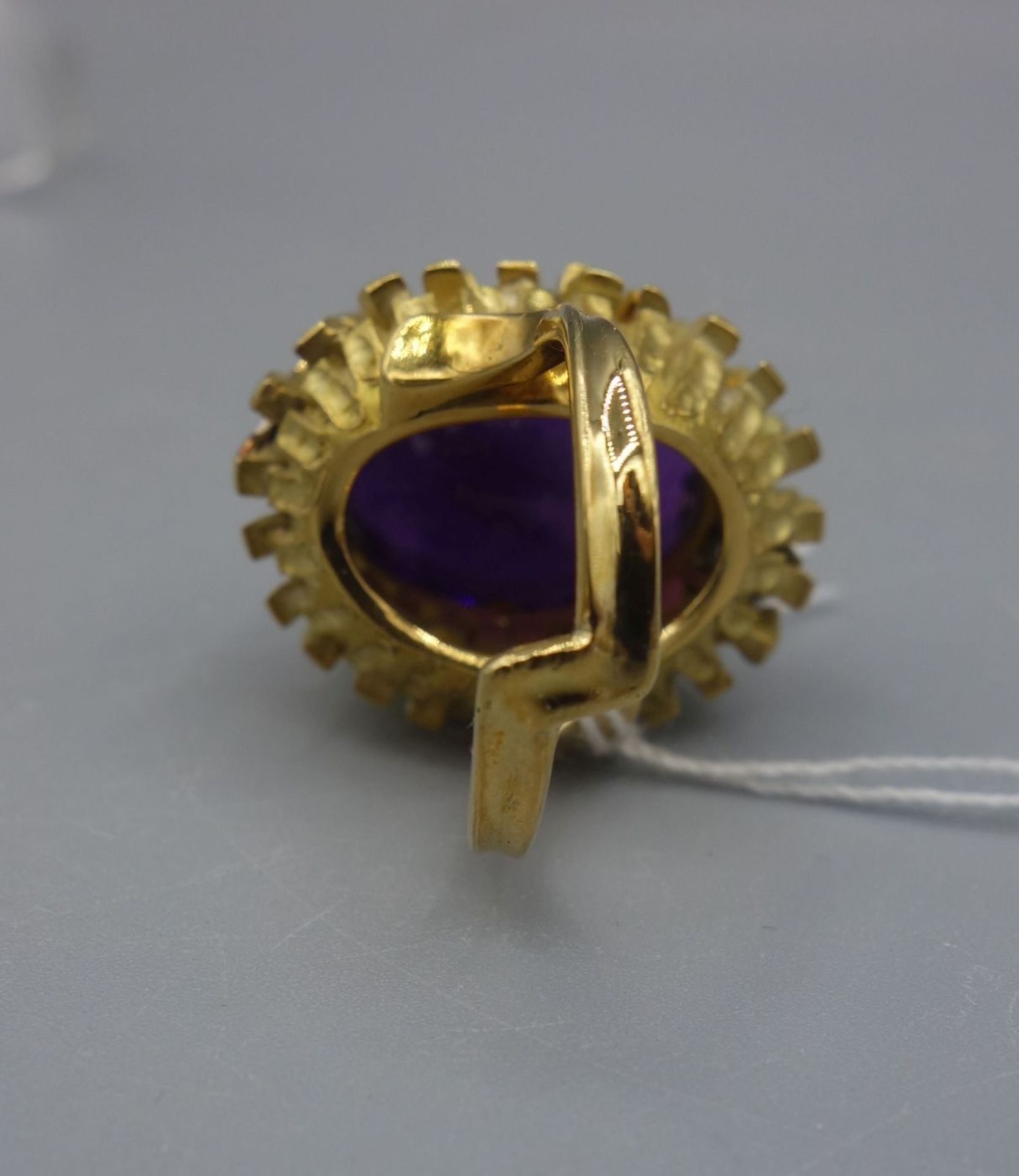 DESIGNER-RING in 750er Gelbgoldfassung (19,8 g), besetzt mit einem Amethyst und einer Vielzahl - Bild 6 aus 6