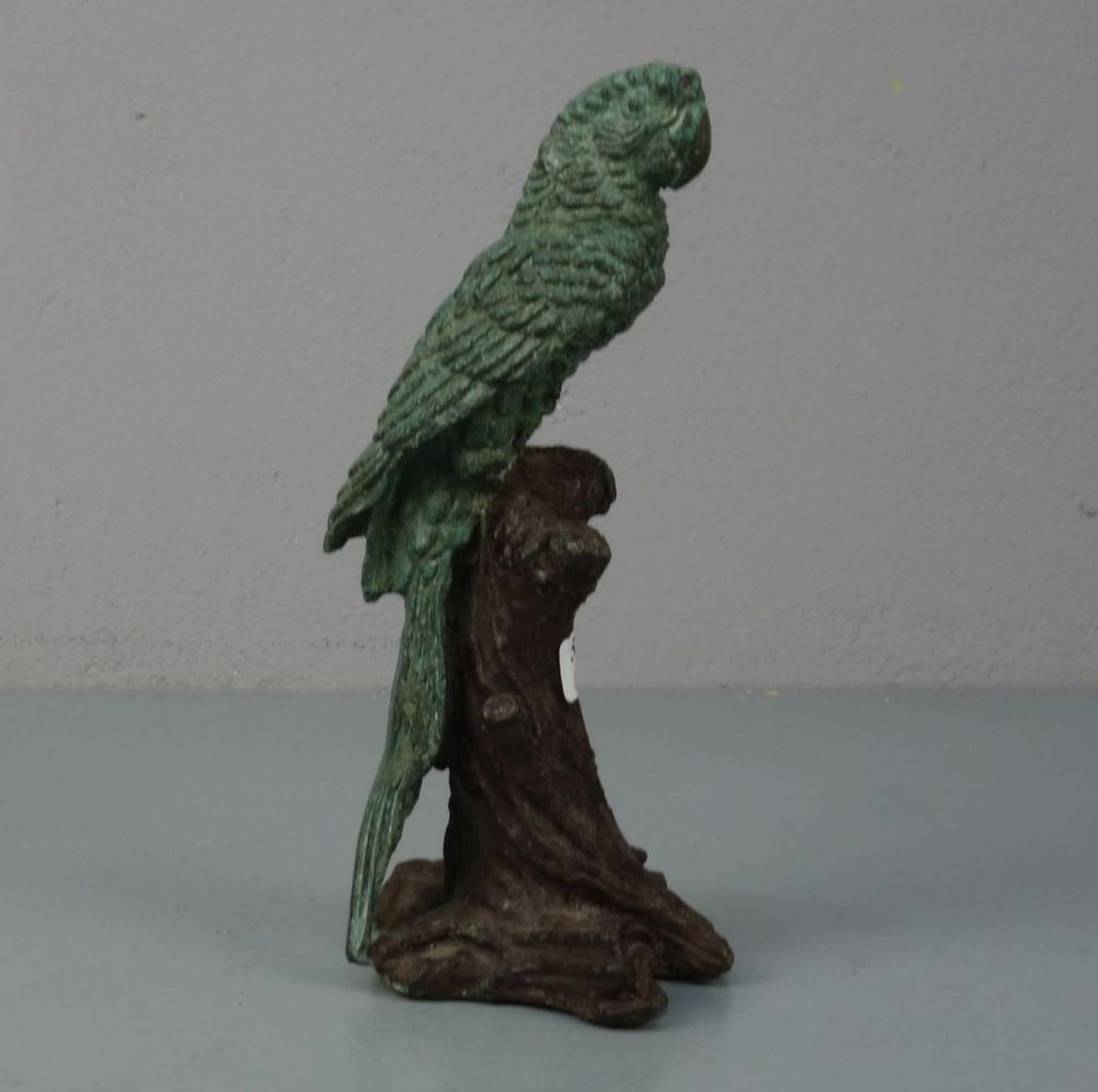ANIMALIER / TIERBILDHAUER DES 20./21. JH., Skulptur / sculpture: "Papagei", Bronze, dunkelbraun - Image 2 of 5