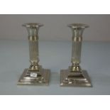 PAAR LEUCHTER / TISCHLEUCHTER / plated candle stands, versilbertes Metall. Profilierter und