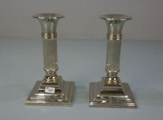 PAAR LEUCHTER / TISCHLEUCHTER / plated candle stands, versilbertes Metall. Profilierter und