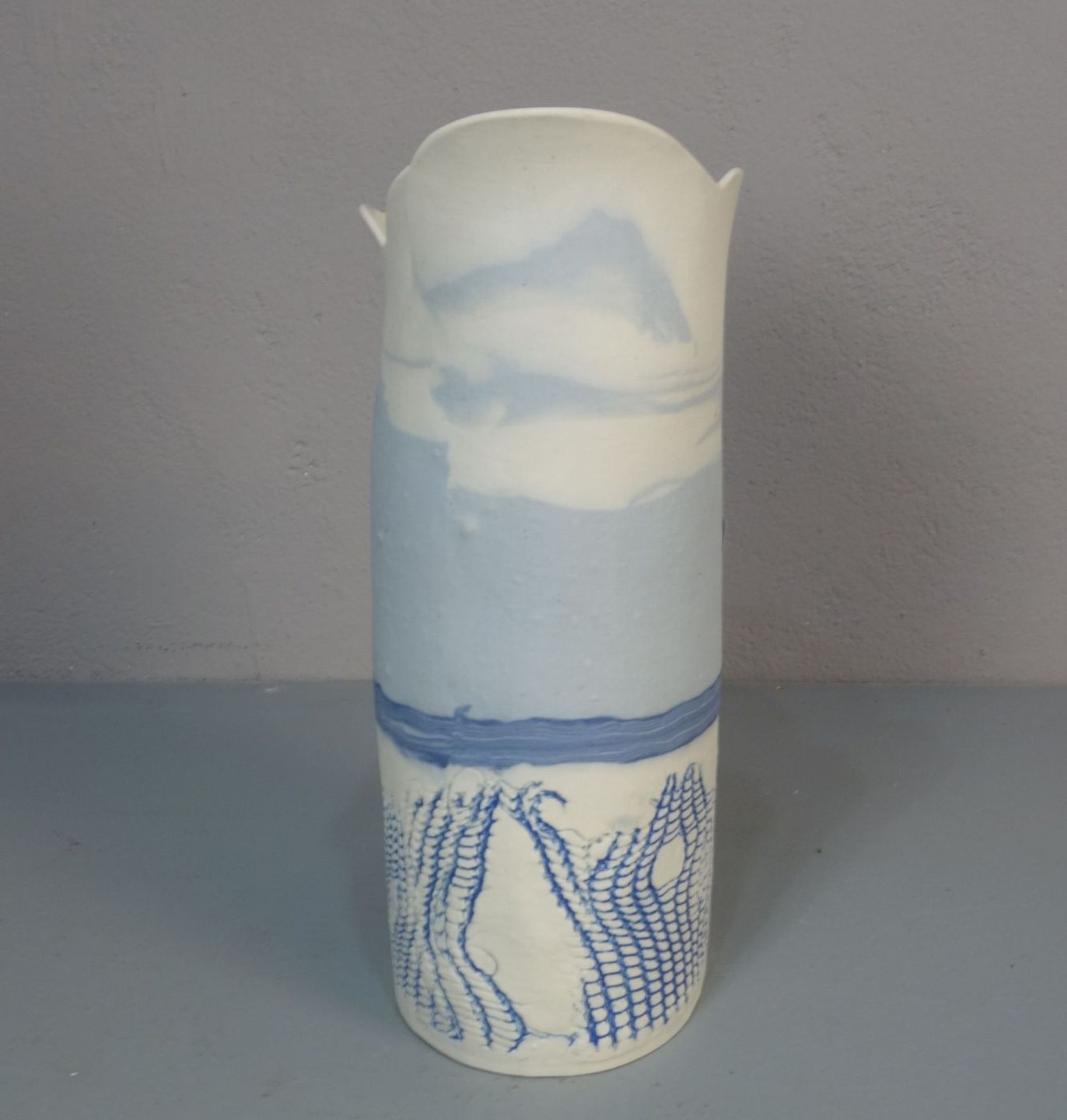 REGIUS, LENE (Dänische Keramikkünstlerin, 20. Jh.), Studiokeramik: "Vase", heller Scherben, partiell - Bild 4 aus 5