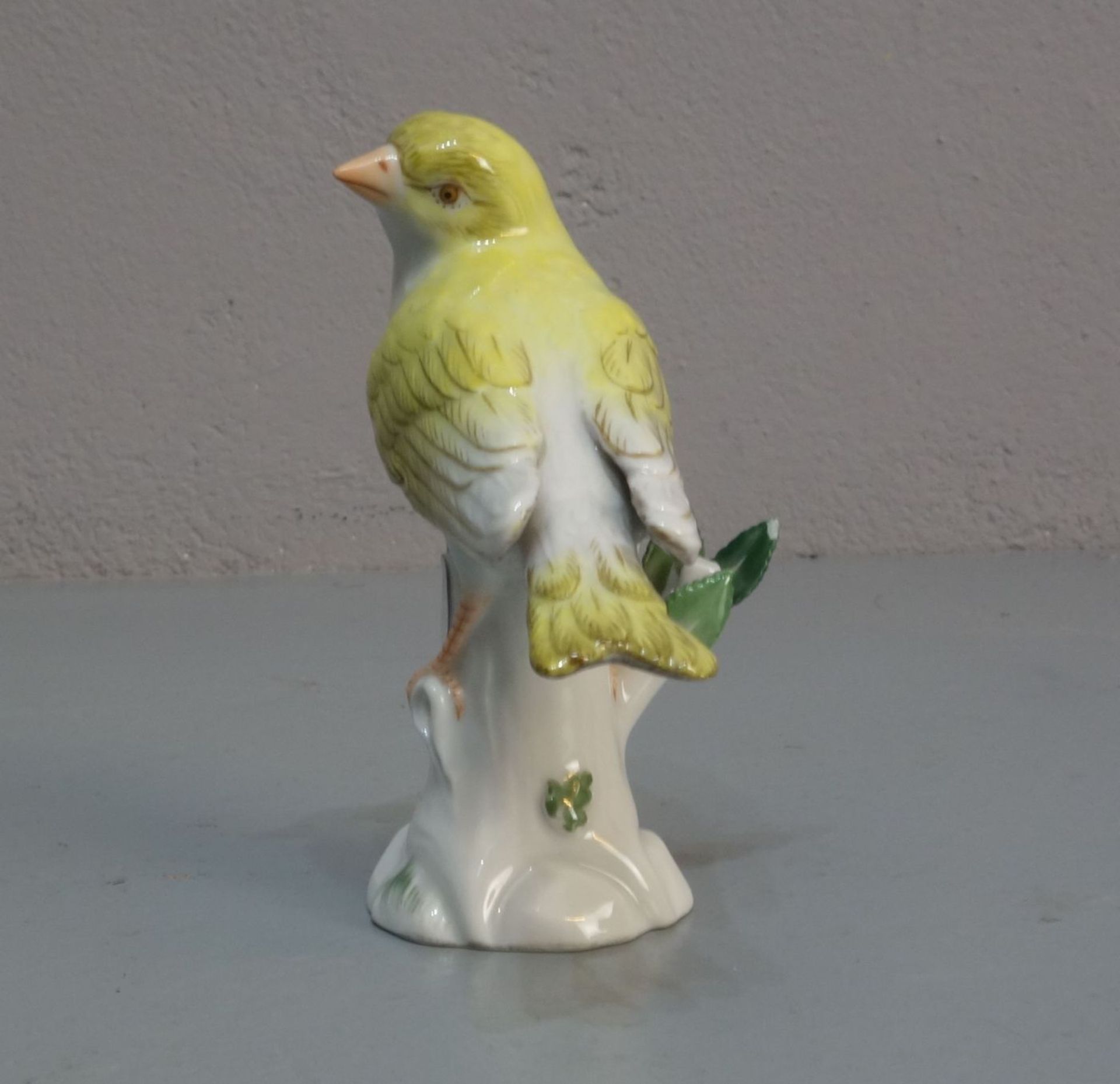 PORZELLANFIGUR: "Kanarienvogel", ENTWURF: MICHEL VICTOR ACIER (Versailles 1736-1799 Dresden), - Bild 4 aus 5