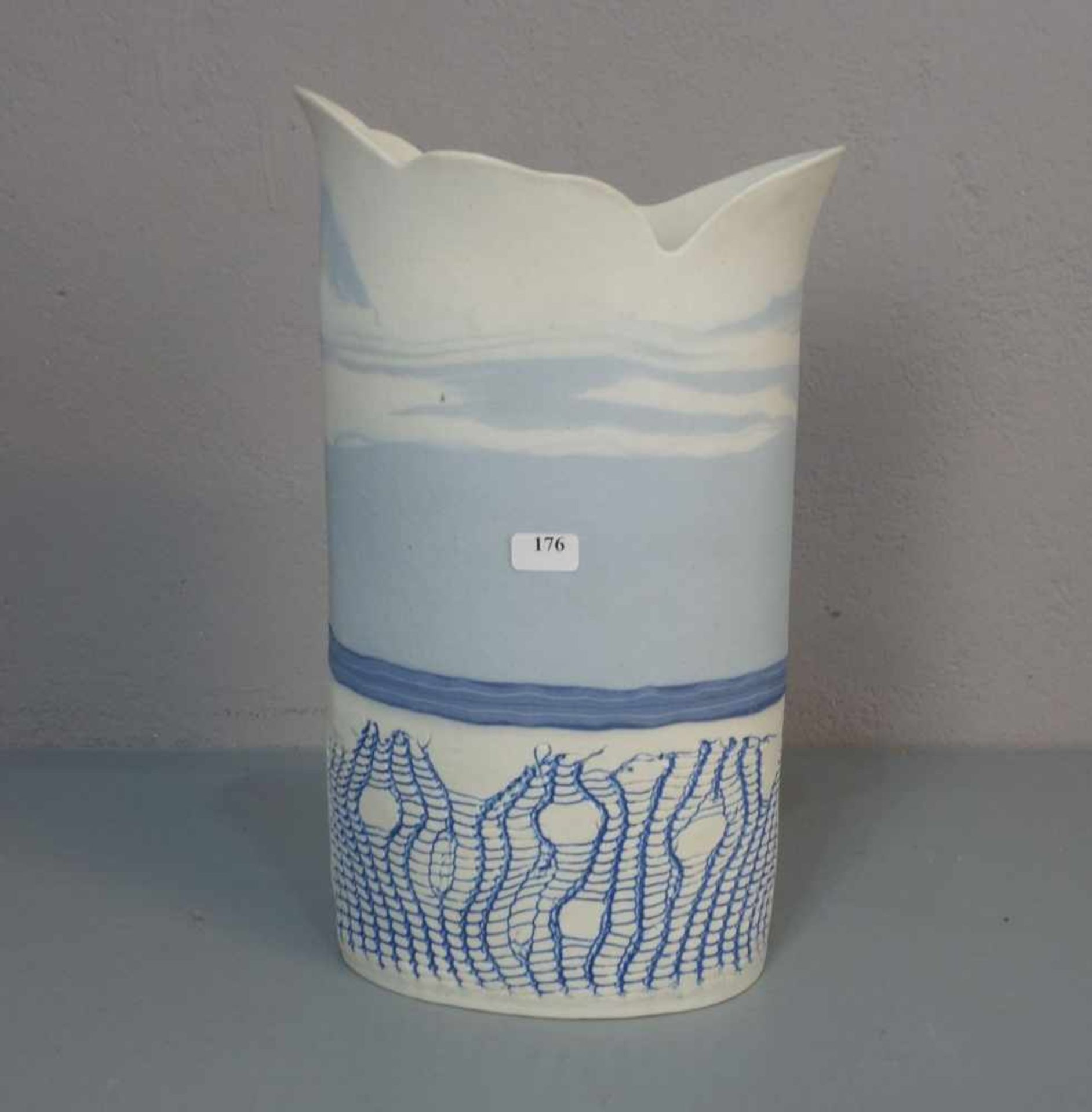 REGIUS, LENE (Dänische Keramikkünstlerin, 20. Jh.), Studiokeramik: "Vase", heller Scherben, partiell