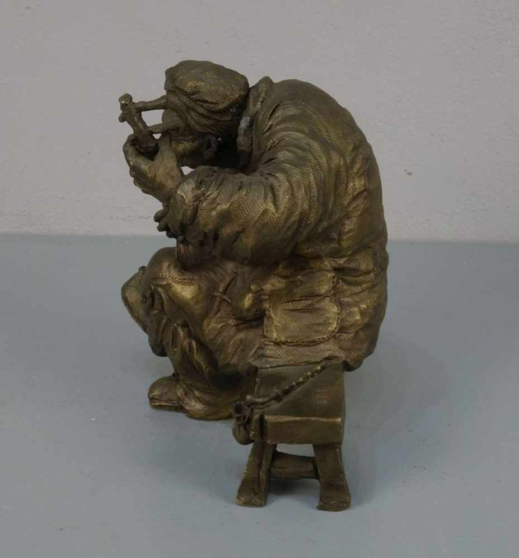 BILDHAUER DES 20./21. JH., Skulptur / sculpture: "Musizierender Clochard / Bettler", Bronze, - Bild 2 aus 4