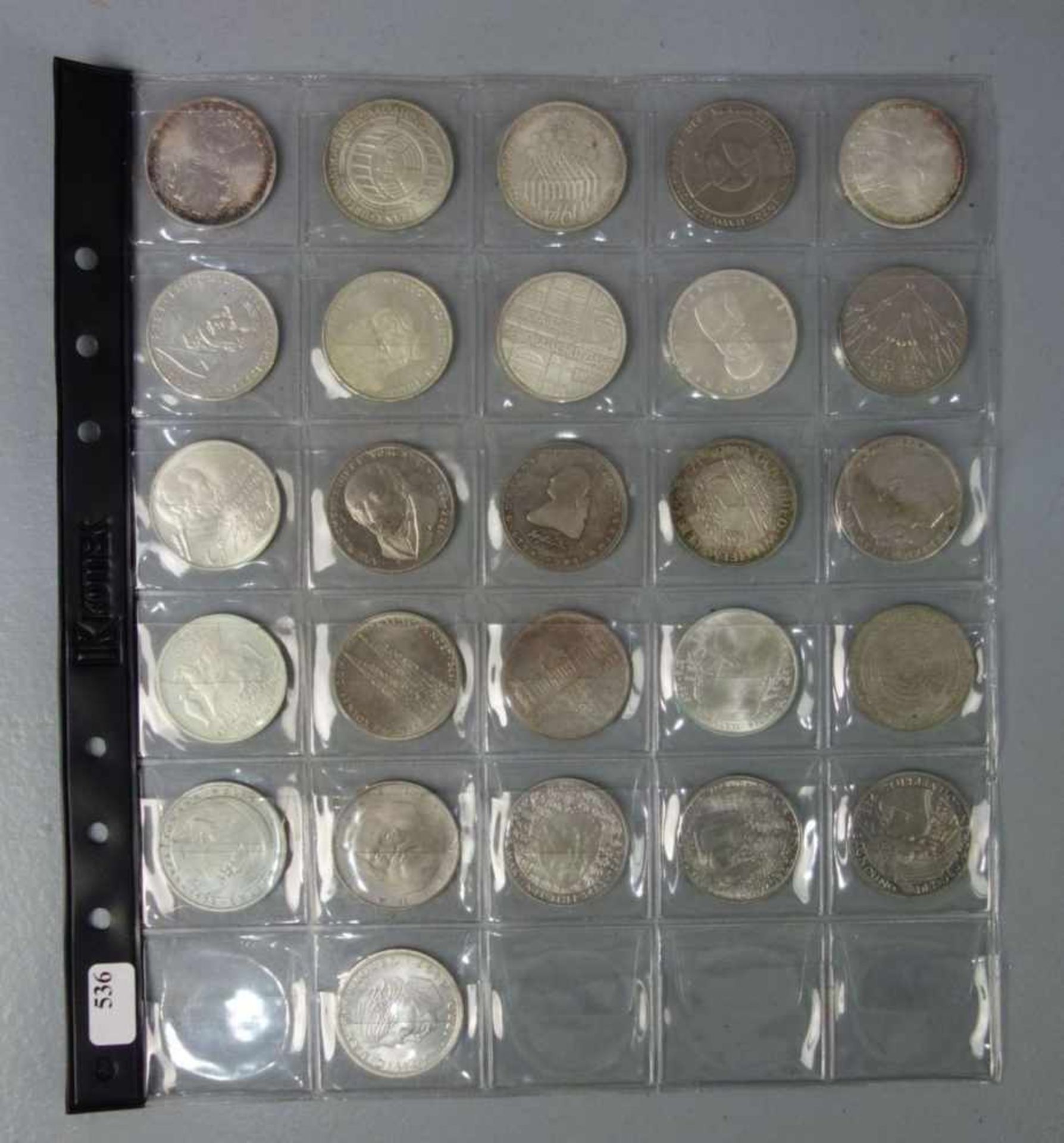 KONVOLUT MÜNZEN: 26 x 5 DM "PERSÖNLICHKEITEN UND DENKMÄLER DEUTSCHLANDS" / coins, z. T. Silber (