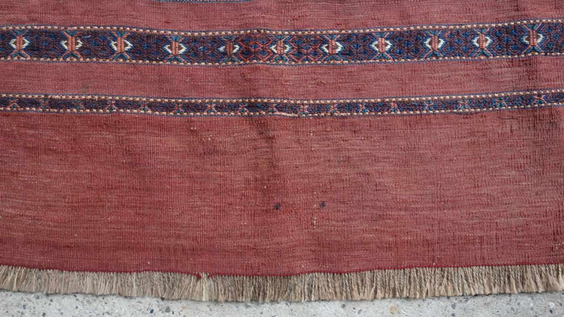YOMUD: TSCHOWAL oder TORBA / NOMADEN TEPPICH / rug, Turkestan, Ende 19. Jh.. Rotgrundiger Teppich - Image 2 of 7