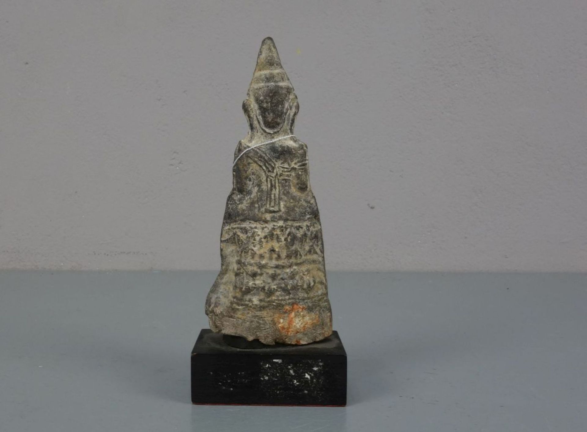 SKULPTUR / sculpture: "Buddha", in seltener Ausführung aus Zinn, auf sekundärem ebonisiertem - Image 3 of 4