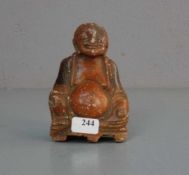 GLÜCKS-BUDDHA: "Maitreya Buddha", Stein in der Anmutung von rotem Jaspis. Lachender Buddha mit