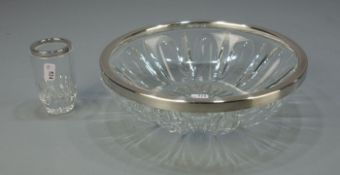 SCHALE UND VASE MIT SILBERMONTUR / glas-vase and glas-bowl with a silver mount, 20. Jh.. 1) Glasvase