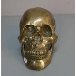 SKULPTUR / sculpture: "Schädel / Memento Mori", skull, bronziertes Metall. Vollplastisch und