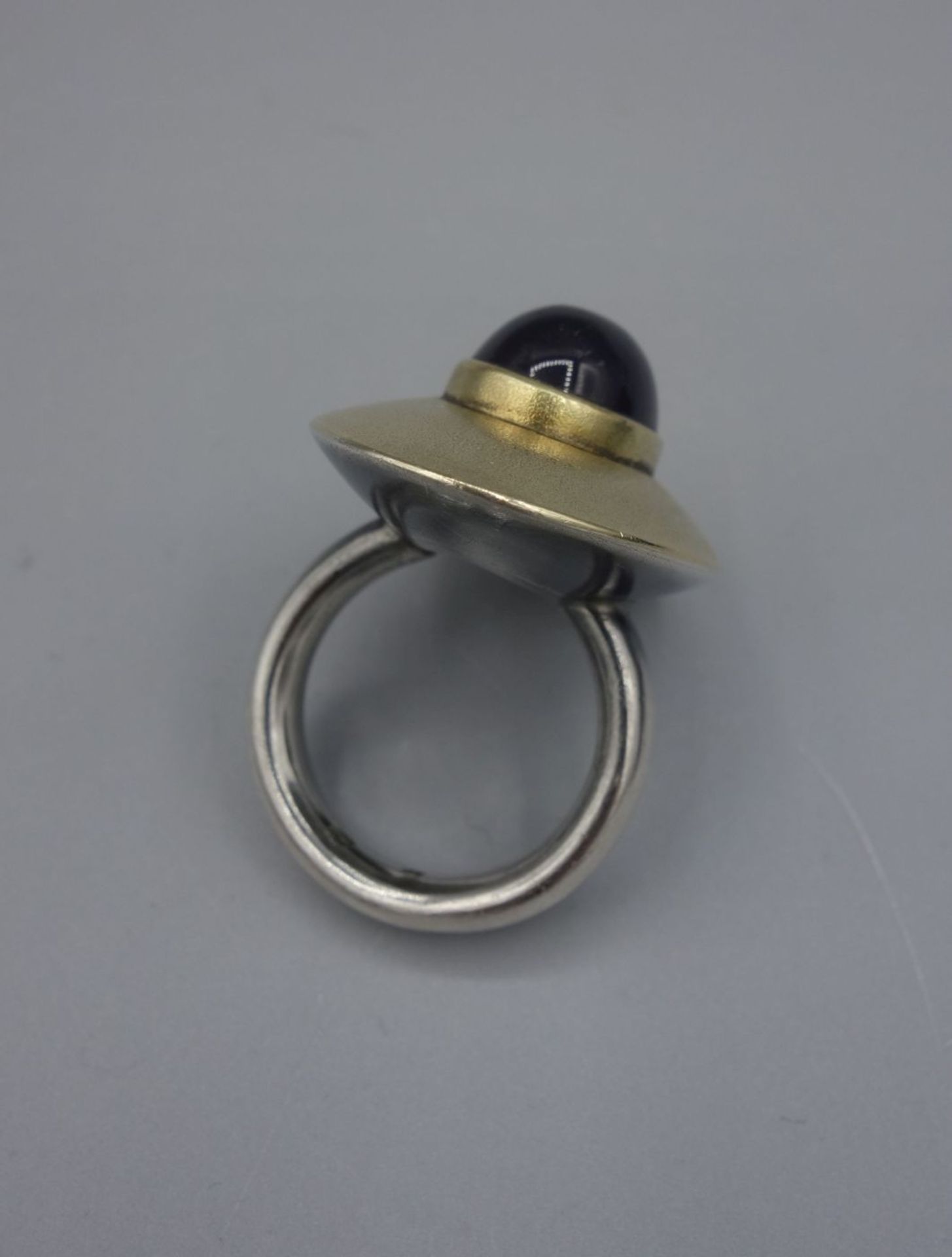 DESIGNER-RING MIT AMETHYST, Entwurf Karin Titgemeyer, Osnabrück. Ovaler Ringkopf, Sterlingsilber, - Bild 2 aus 3