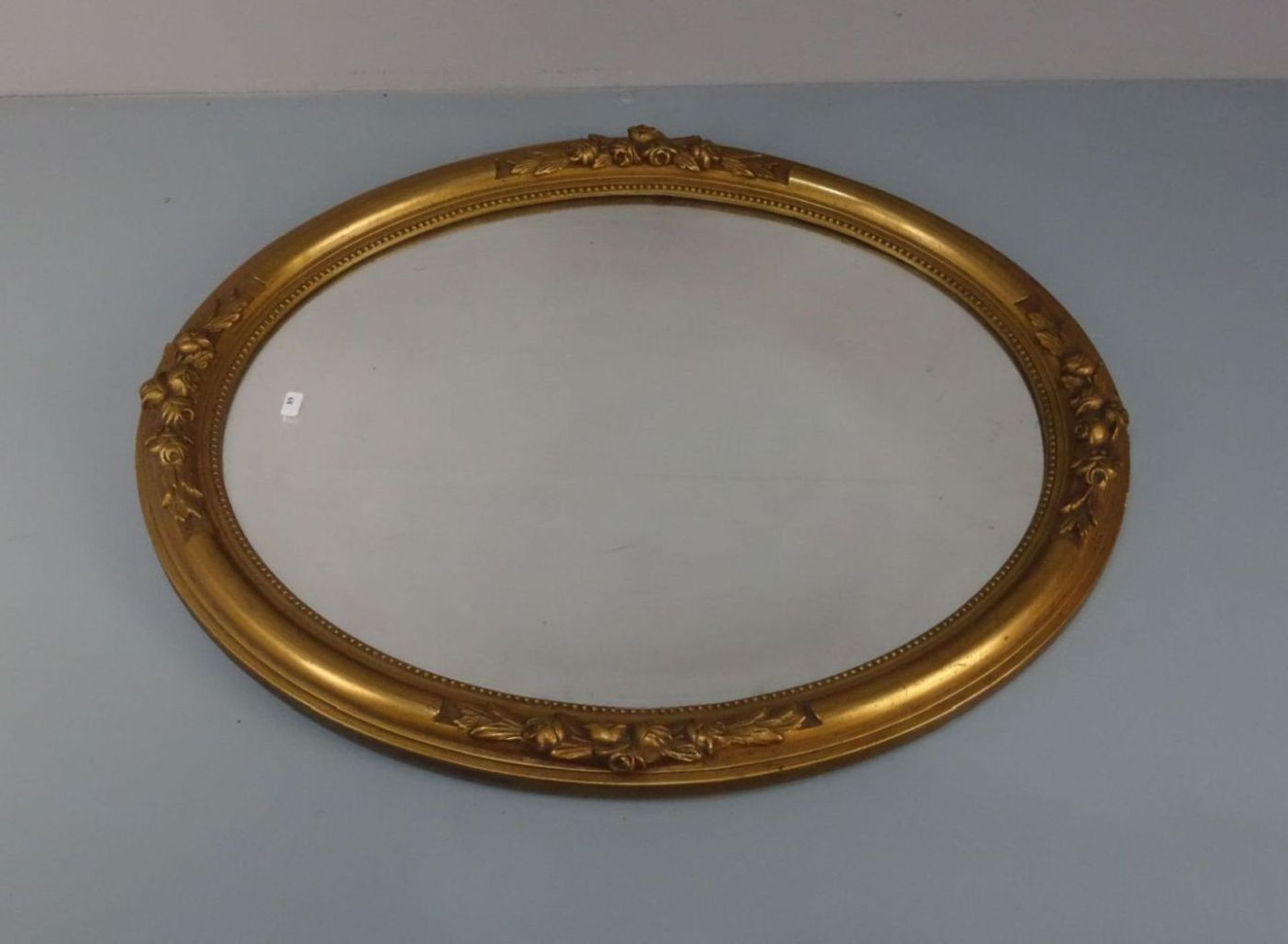 SPIEGEL / mirror, ovale Form mit Facettschliff, aufgewölbte, profilierte und goldfarben gefasste - Bild 2 aus 3