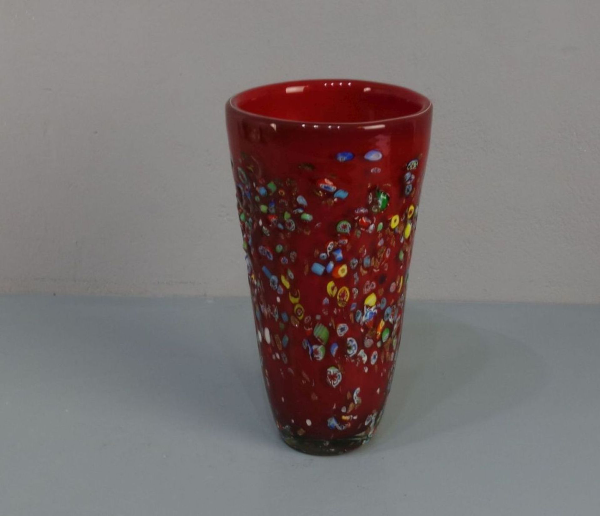 MURANO - GLASVASE "Mille fiori", dickwandiges farbloses Glas mit rotem Unterfang, eingeschmolzenen - Image 2 of 4