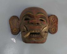 BALINESISCHE MASKE / mask, Bali, Holz, geschnitzt und farbig gefasst, um 1920. Aufgewölbte Maske