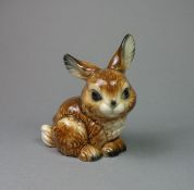 PORZELLANFIGUR "Kleiner Hase" / porcelain figure rabbit, Mitte 20. Jh., Porzellan, polychrom