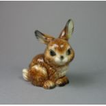 PORZELLANFIGUR "Kleiner Hase" / porcelain figure rabbit, Mitte 20. Jh., Porzellan, polychrom