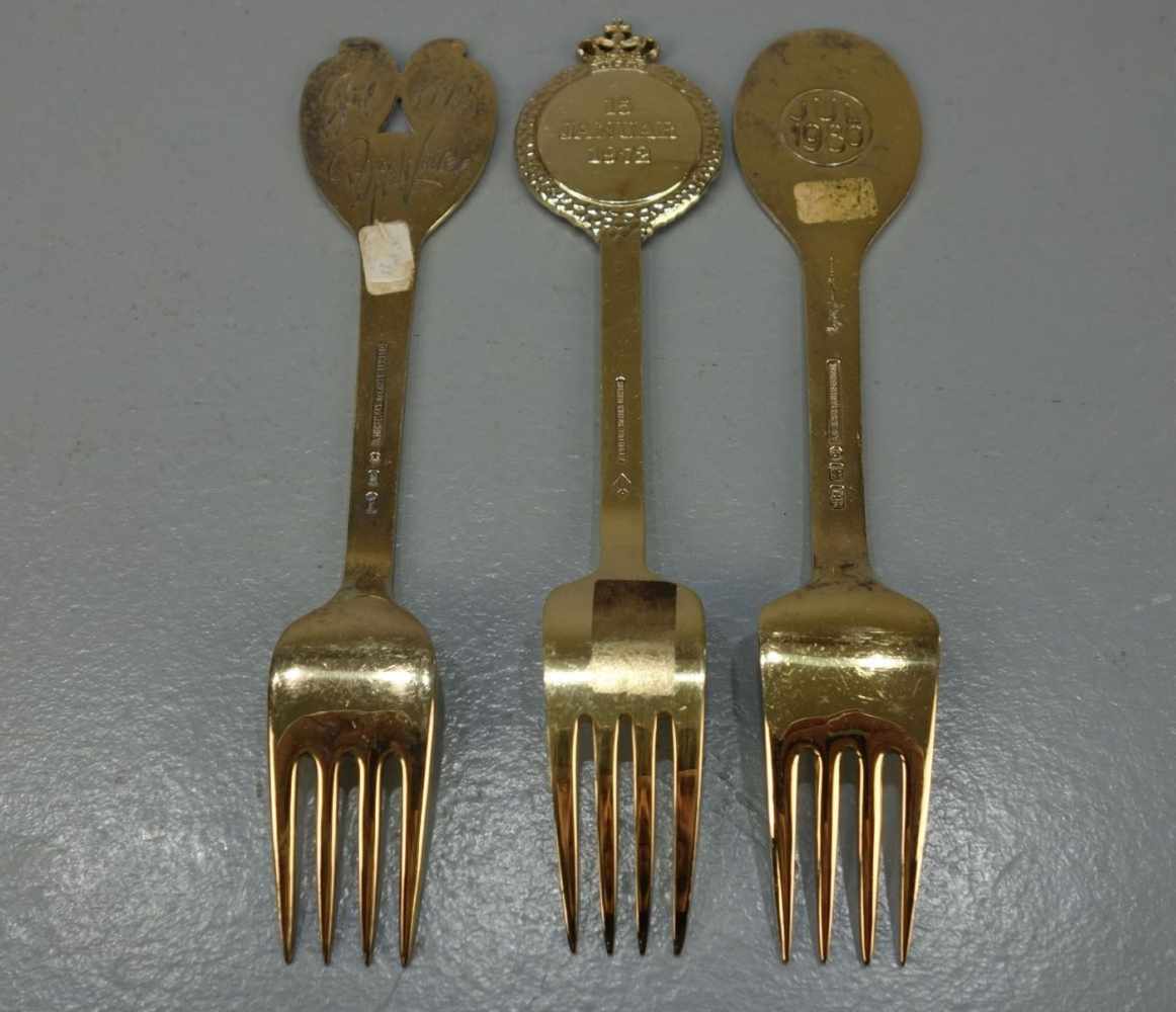 3 SILBERNE JAHRES-GABELN / SAMMELBESTECK / three silver collecting forks, jeweils 925er - Image 3 of 4