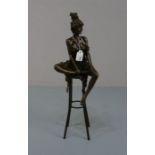 COLLINET, PIERRE (Bildhauer des 20./21. Jh.), Skulptur / sculpture: "Junge Frau, auf einem Hocker