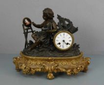 FIGÜRLICHE PENDULE / KAMINUHR "Allegorie der Malerei" / fire place clock, Gehäuse aus mehrfarbig