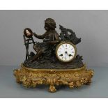 FIGÜRLICHE PENDULE / KAMINUHR "Allegorie der Malerei" / fire place clock, Gehäuse aus mehrfarbig