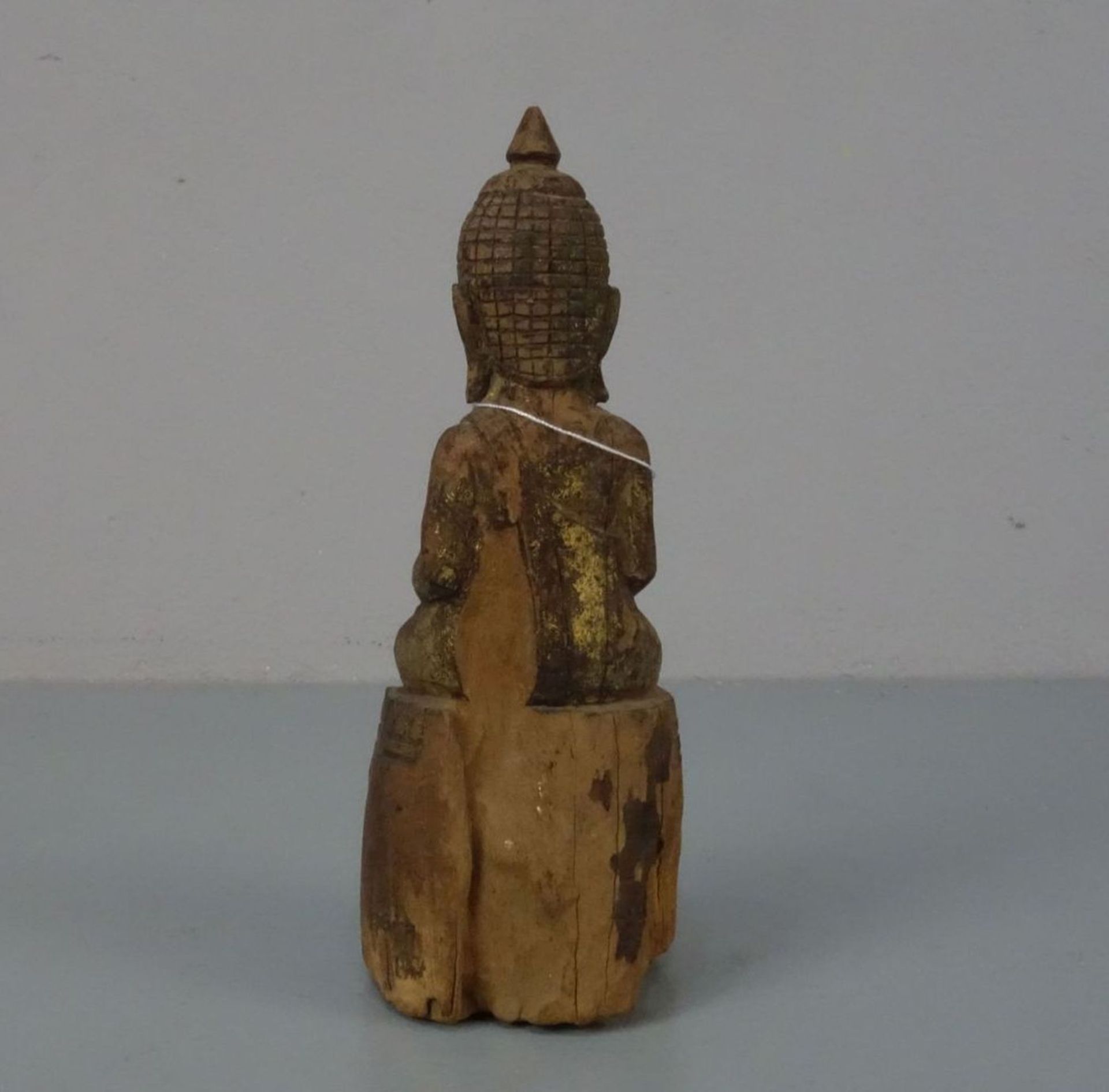 SKULPTUR: "Buddha / Sitzender Buddha im Lotussitz", wohl Thailand 17. Jh., Holz, geschnitzt und mit - Bild 4 aus 5