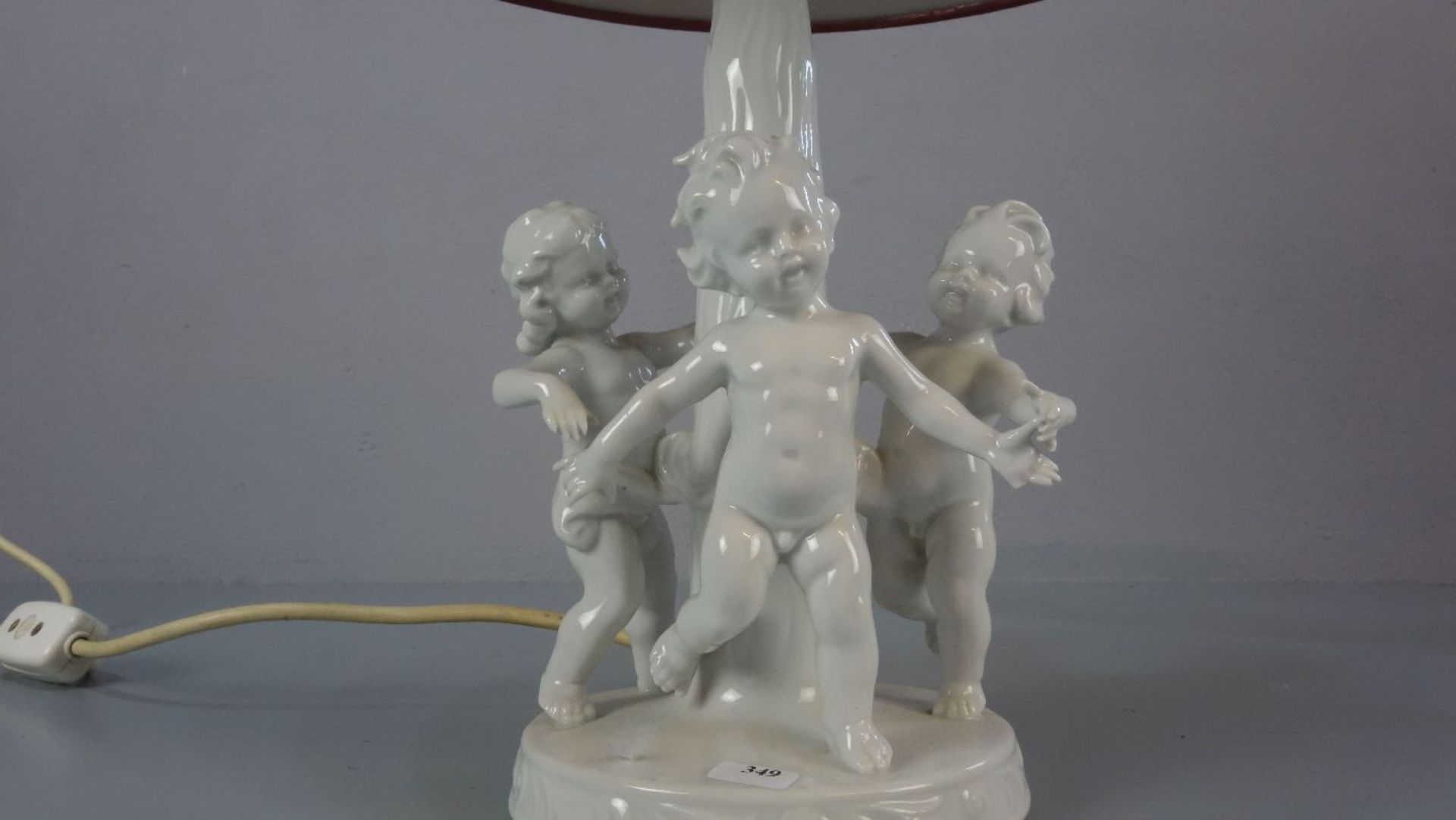 FIGÜRLICHE LAMPE / TISCHLAMPE "DER REIGEN" / table lamp, Weissporzellan (ungemarkt), einflammig - Image 3 of 3