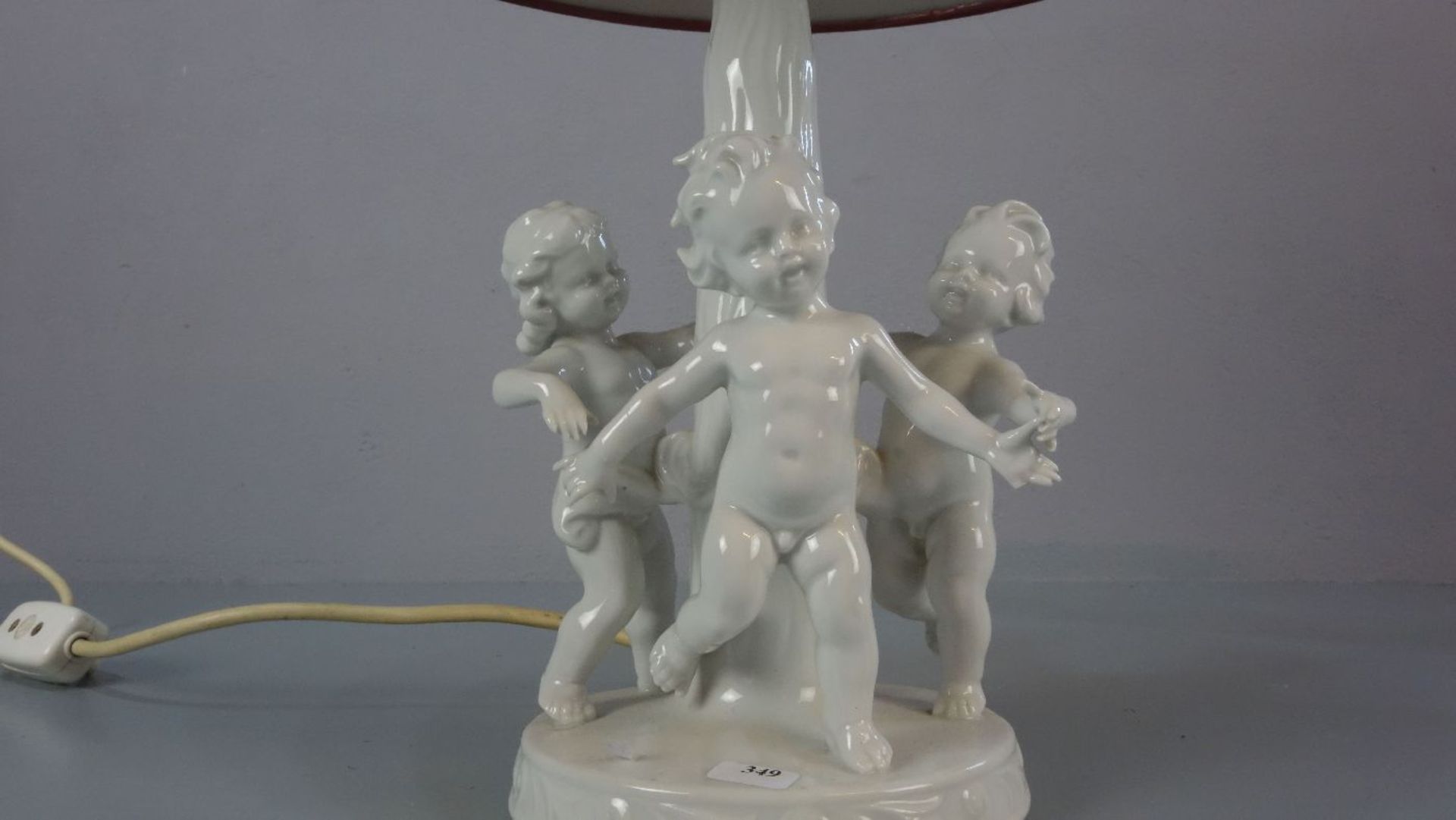 FIGÜRLICHE LAMPE / TISCHLAMPE "DER REIGEN" / table lamp, Weissporzellan (ungemarkt), einflammig - Bild 3 aus 3