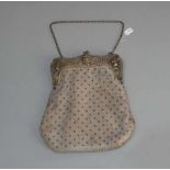 ART DÉCO - BÜGELTASCHE / TASCHE MIT PERLSTICKEREI / HANDTASCHE / handbag, 1920er Jahre. Reliefierte