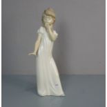 FIGUR: "Gähnendes Mädchen" / porcelain figure: "yawning girl", Porzellan, Manufaktur Nao,